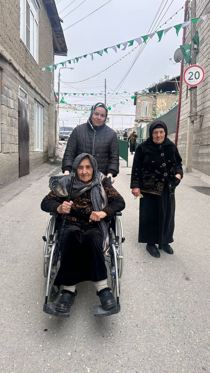 Социальный работник 1 отд. СО на дому Муртазаева Зайнаб сопроводила своих подопечных на зиярат к реликвиям пророка Мухаммада (с.т.г!. в.)